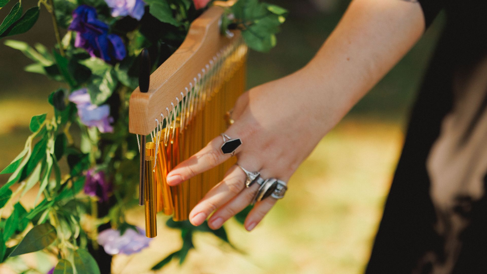 Merchant with harp and flowers